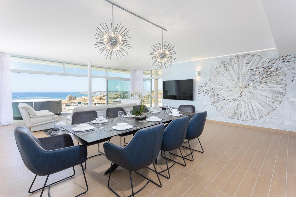 A television and/or entertainment centre at Ensuite Penthouse Panoramic Sea View with Jacuzzi