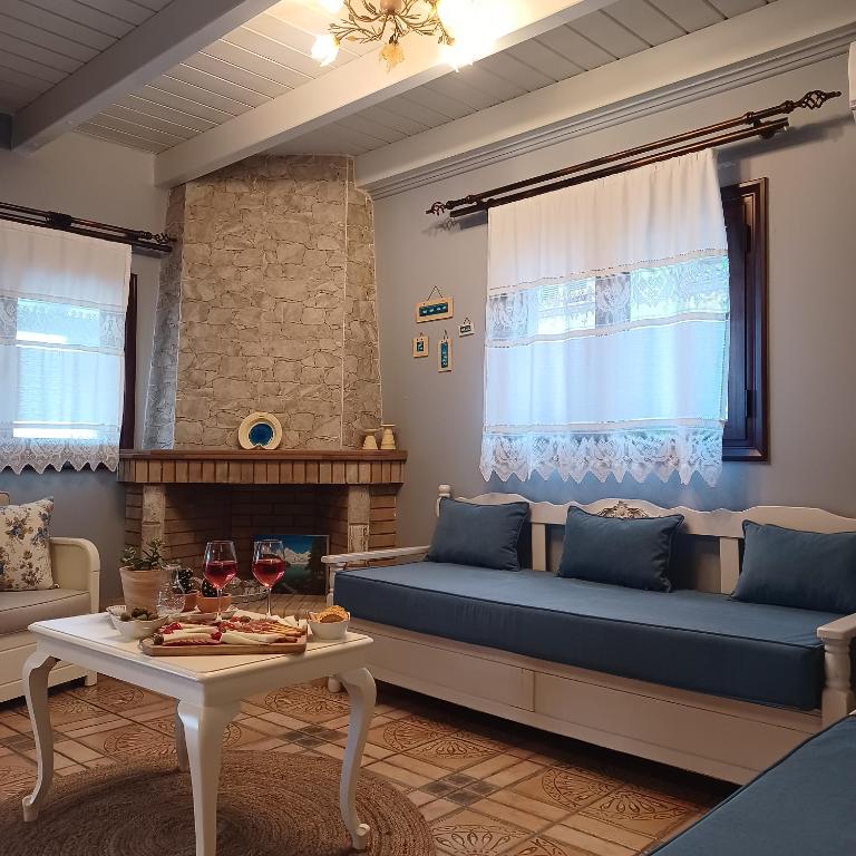 A seating area at Eirinis Home - Σπίτι της Ειρήνης