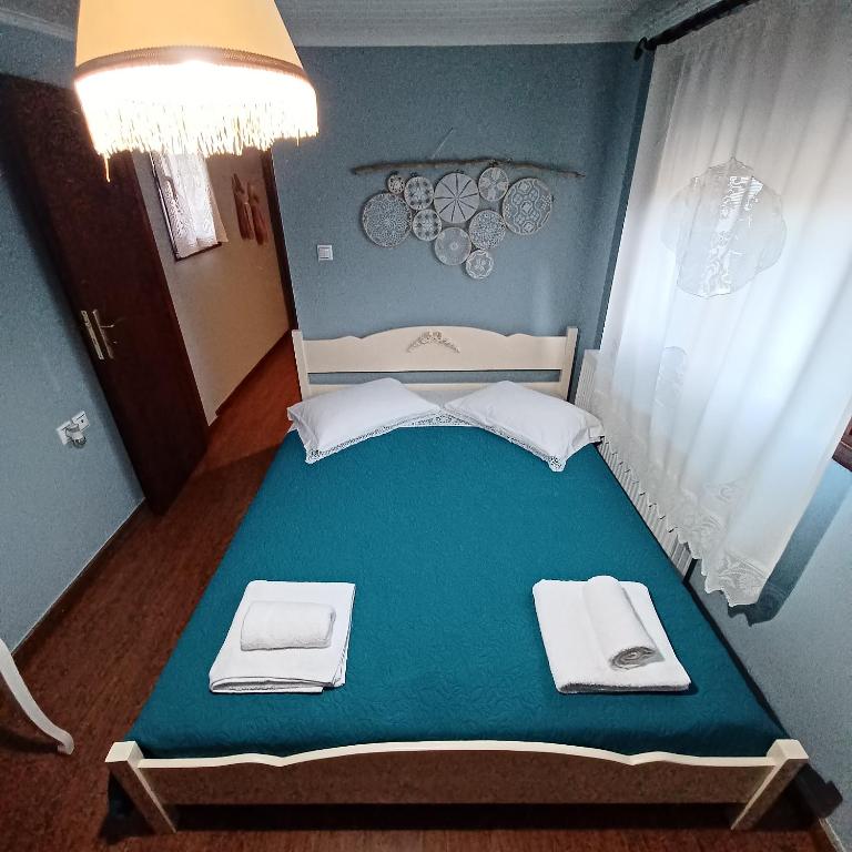 A bed or beds in a room at Eirinis Home - Σπίτι της Ειρήνης