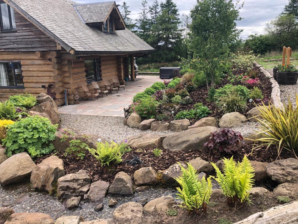 Willowmere Cottage - Luxury Log Cabin - Housity