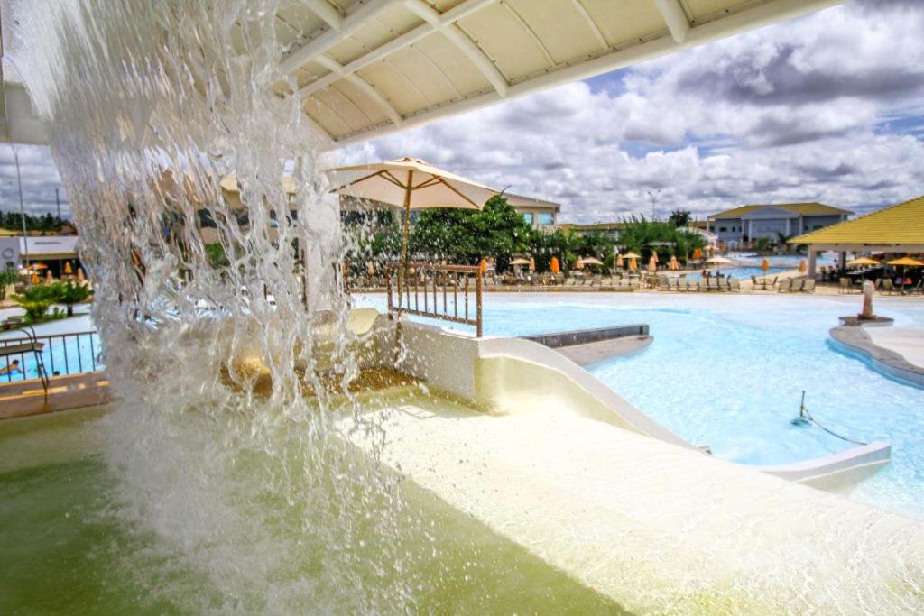 una fuente de agua en una piscina en Lacqua diRoma Hotel com Parque Aquático 24 horas, en Caldas Novas