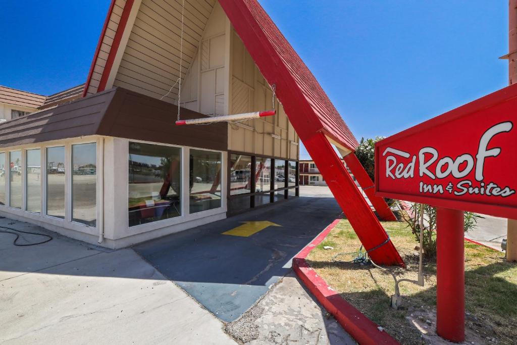 Red Roof Inn Needles في نيدلز: علامة المطعم الحمراء أمام المبنى