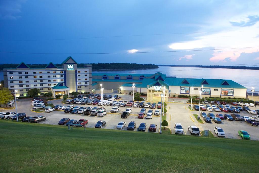 eine Luftansicht eines Parkplatzes vor einem Hotel in der Unterkunft WaterView Casino & Hotel, Trademark Collection by Wyndham in Vicksburg