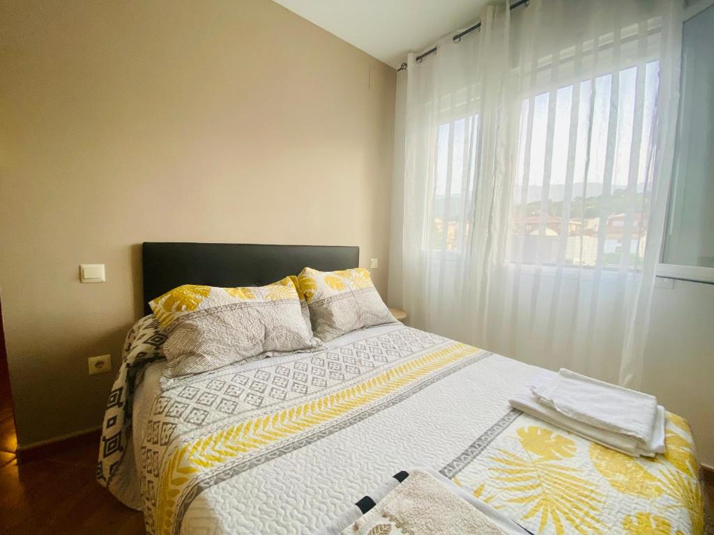 1 dormitorio con 1 cama grande y ventana en VUT LOURDES, en Arenas de San Pedro