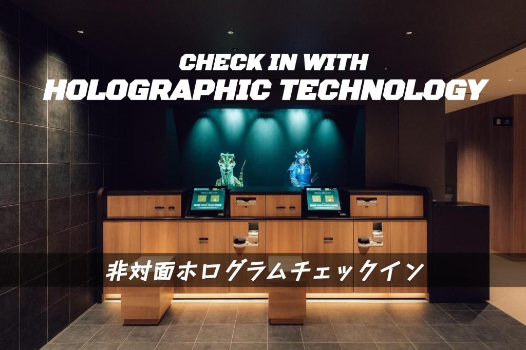 un signo que dice check in con tecnología hodaographic en Henn na Hotel Sendai Kokubuncho, en Sendai