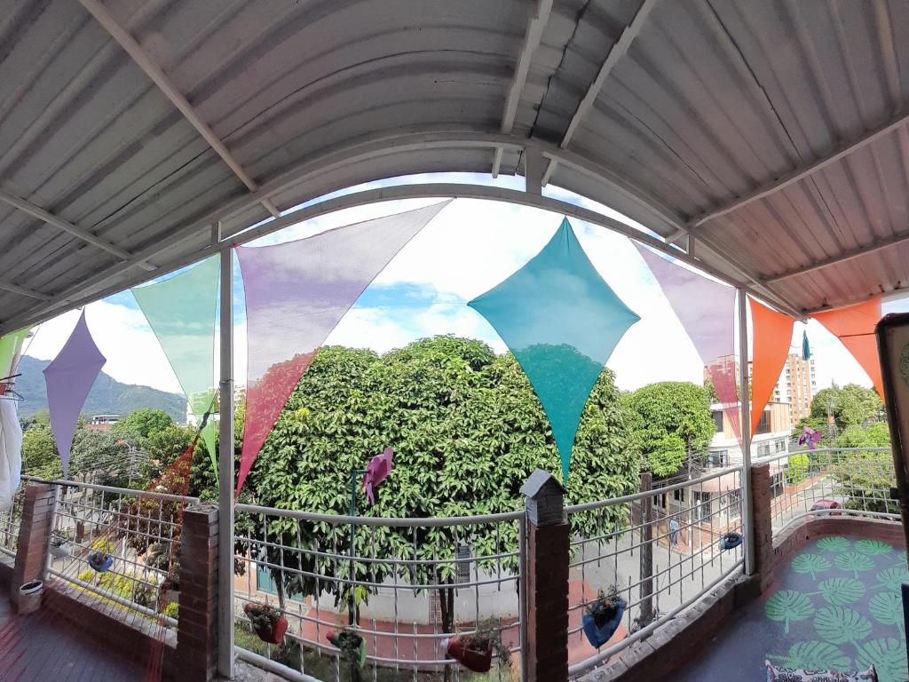 伊瓦格的住宿－MANOA "Lugar de descanso" HABITACION CON VISTA A LA CIUDAD, FRESCO Y VENTILADO，阳台享有树木壁画的景致。