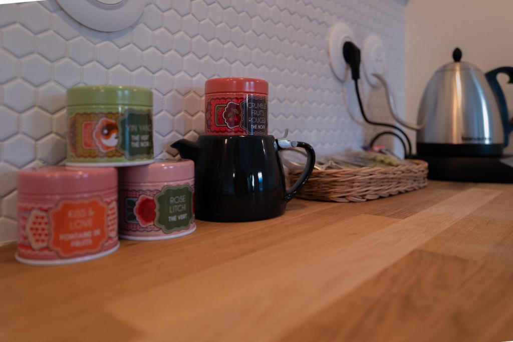 - un comptoir de cuisine avec 2 tasses à café sur une table dans l'établissement Le Citron, à Veules-les-Roses