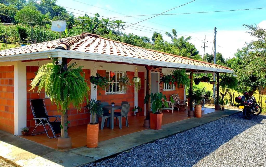 een huis met een motor die er voor geparkeerd staat bij GREEN HOUSE CASA O APARTAMENTO CAMPESTRE in San Gil