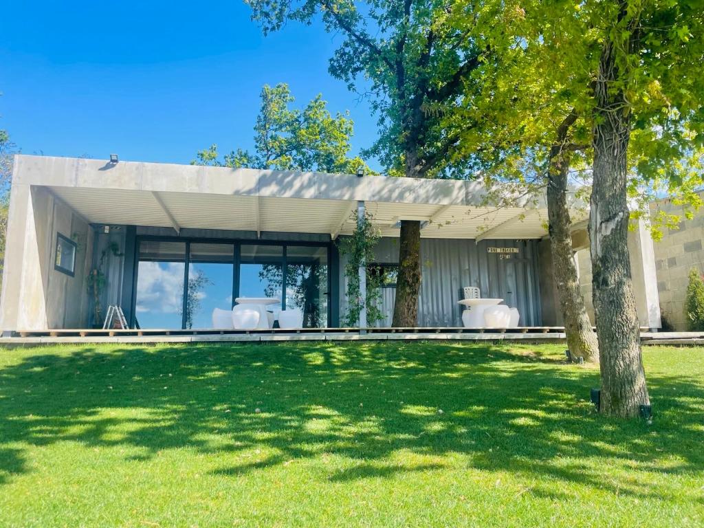 a house in a field with a tree at Apartamento Con Jardín Rodeado de Viñedos in Ribadumia