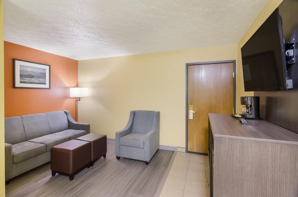 Americas Best Value Inn & Suites Independence VA - King Suite