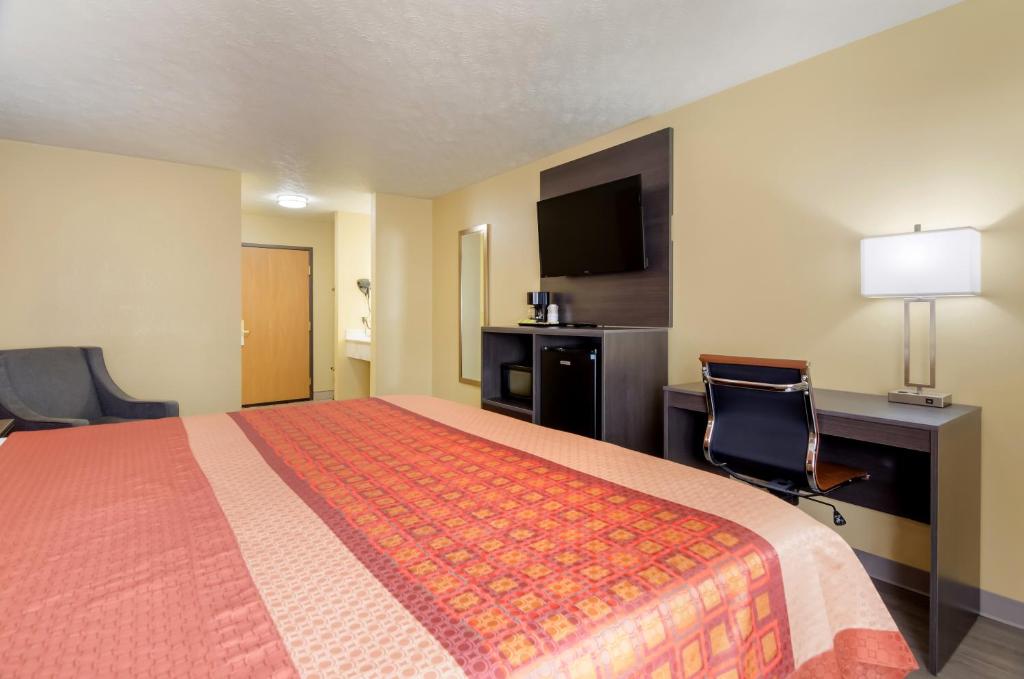 Americas Best Value Inn & Suites Independence VA - Kingsize Bed