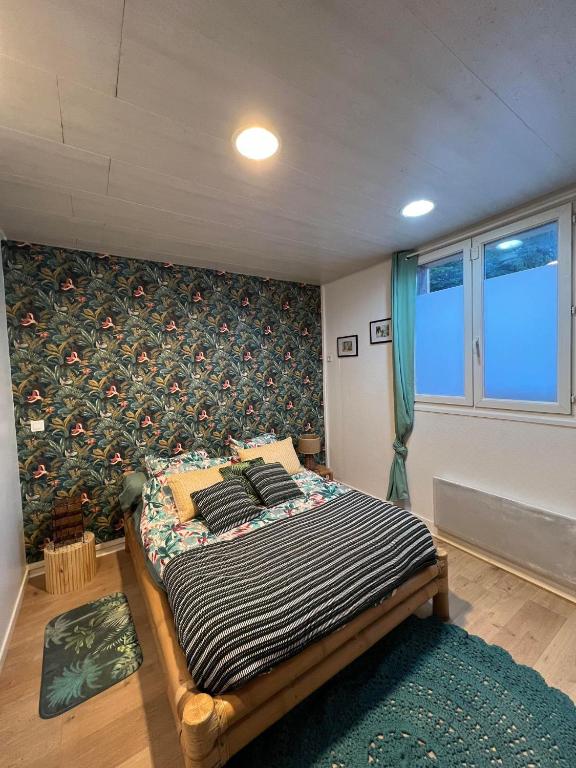 1 dormitorio con 1 cama en una habitación con pared en Suite Saona, en Feuquières