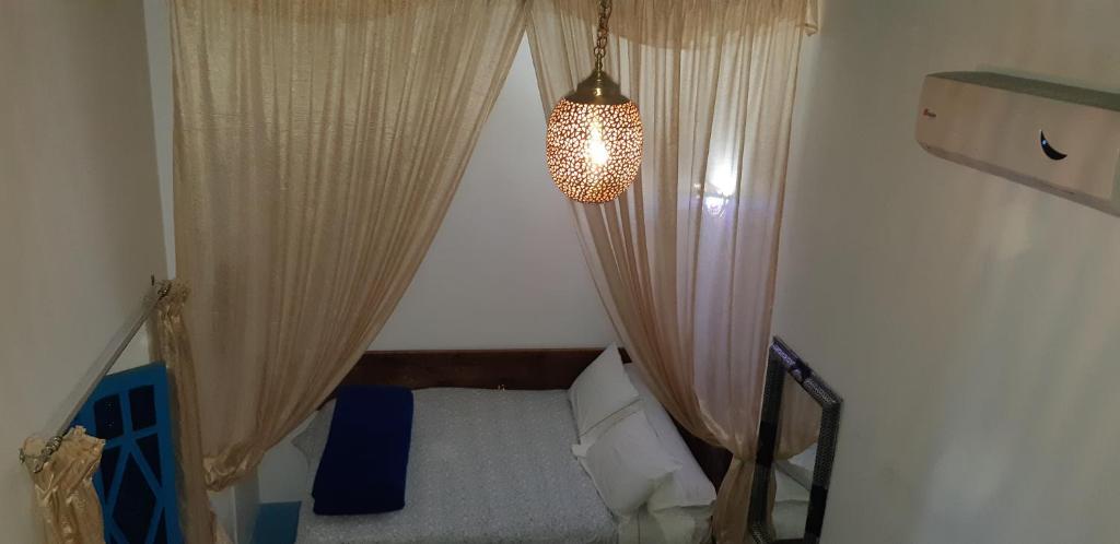 Łóżko lub łóżka w pokoju w obiekcie Riad Nerja