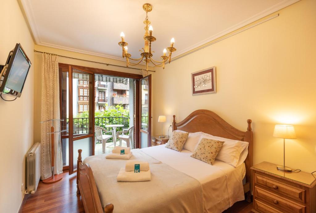1 dormitorio con 1 cama con 2 toallas en Plaza berri - baskeyrentals, en Azpeitia