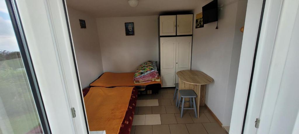 Televízia a/alebo spoločenská miestnosť v ubytovaní Dom Bursztynek - domek (sad)