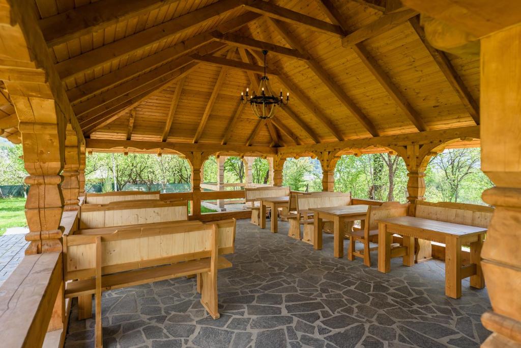 Restaurace v ubytování Pensiunea Coronita