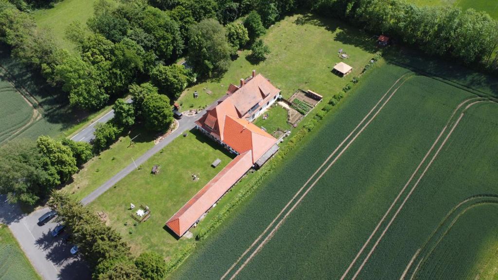 eine Luftansicht eines Hauses mit einem Feld und Gleisen in der Unterkunft HAUS RINGGAU - Urlaub, Gemeinschaft und Erlebnis im Herzen von Deutschland in Herleshausen