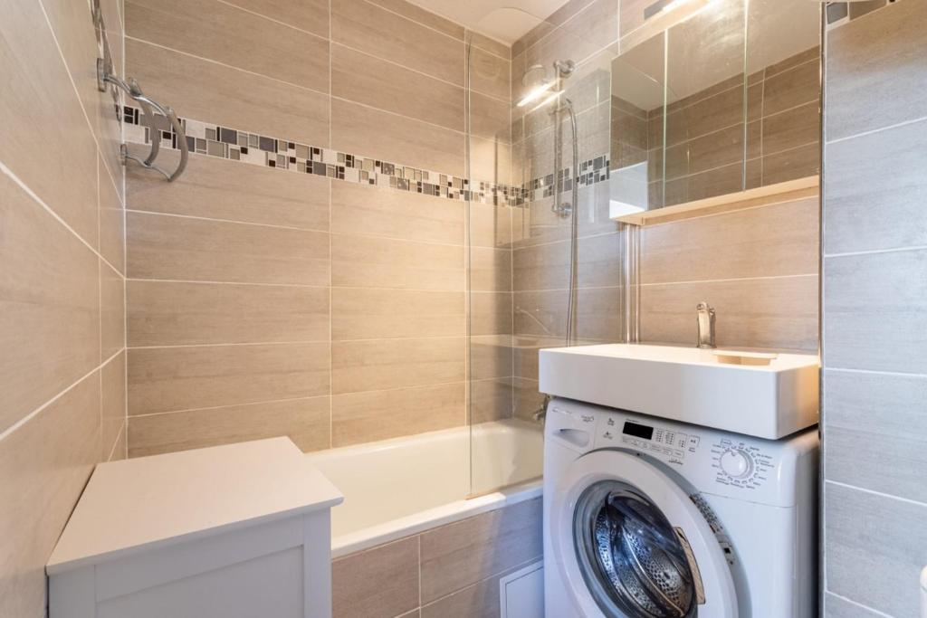 a bathroom with a washing machine and a sink at Cosy Apt Of 25 M Near The City View On Sea in La Seyne-sur-Mer