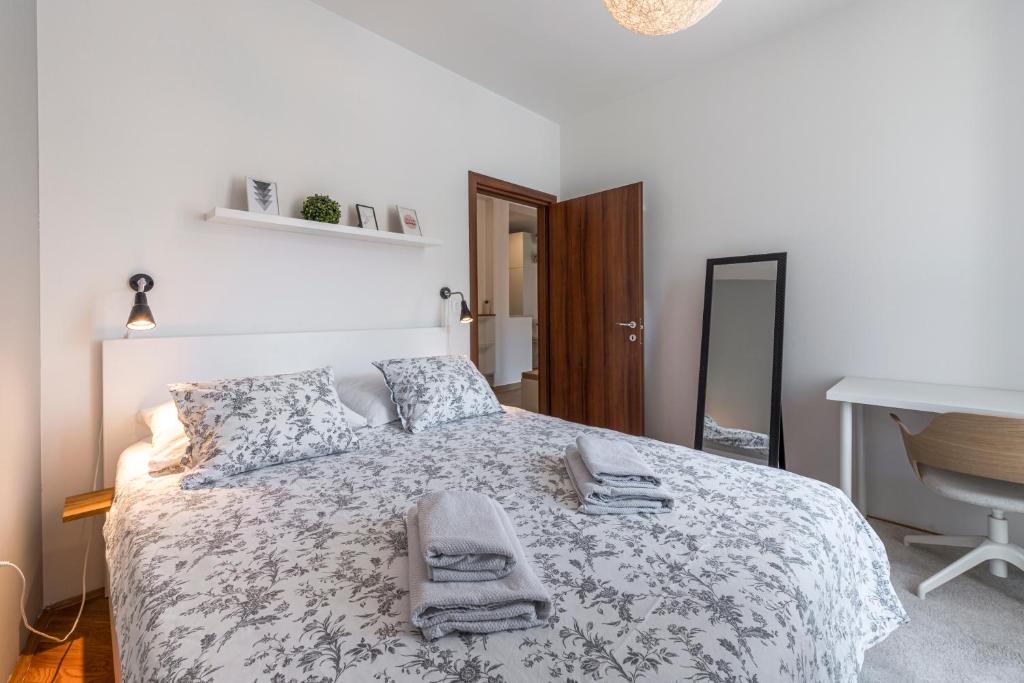 Posteľ alebo postele v izbe v ubytovaní 51 Street Apartment