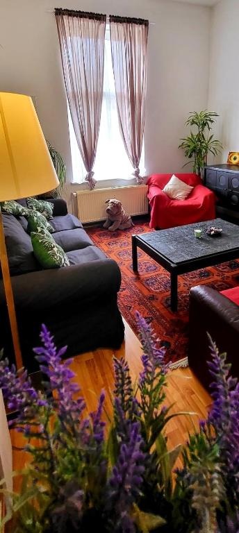 uma sala de estar com um sofá e uma mesa em Bright studio near Nato em Bruxelas