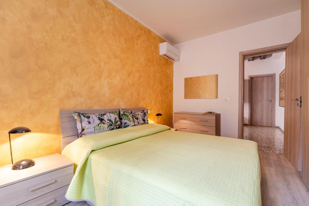Łóżko lub łóżka w pokoju w obiekcie Ponte Squero Flat M0270423226