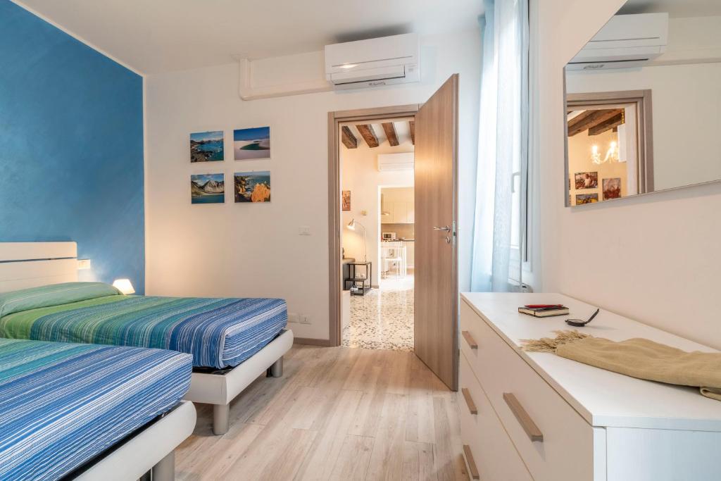 Łóżko lub łóżka w pokoju w obiekcie Ponte Squero Flat M0270423226