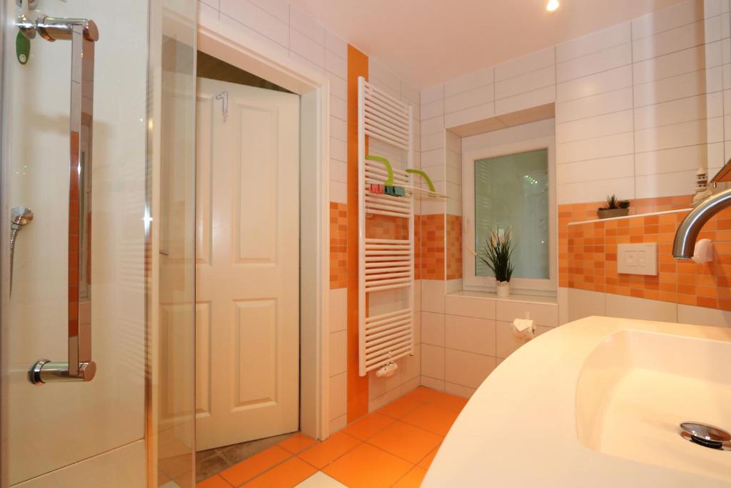 ein Badezimmer mit Waschbecken und Dusche in der Unterkunft Ferienresidenz Fürst von Büttelkow in Rerik