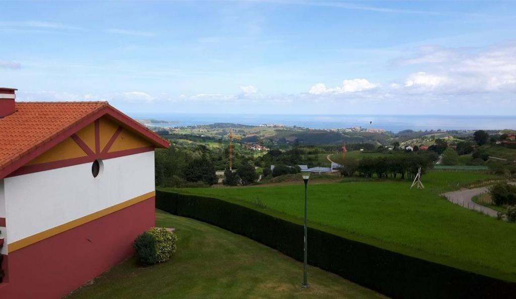 una casa con vistas al campo de golf en Casa La Hayuela Molleda, en Ayuela