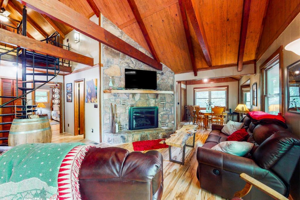 Dancing Waters - STR License #00,5744 - Three Bedroom Holiday Home