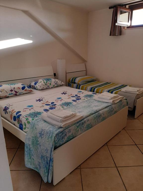 two twin beds in a room with at Casa Vilu' in Paestum