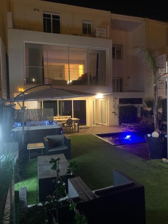 Fotografia z galérie ubytovania Maison de bien être 150m2 au bord du canal avec piscine chauffée au sel à 2 pas de la plage et du centre ville v destinácii Palavas-les-Flots