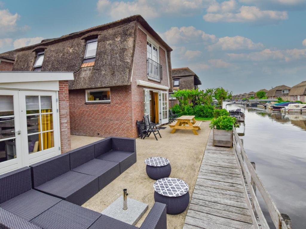 une maison avec un quai à côté d'une masse d'eau dans l'établissement Zwaan 24-6, à Breukelen