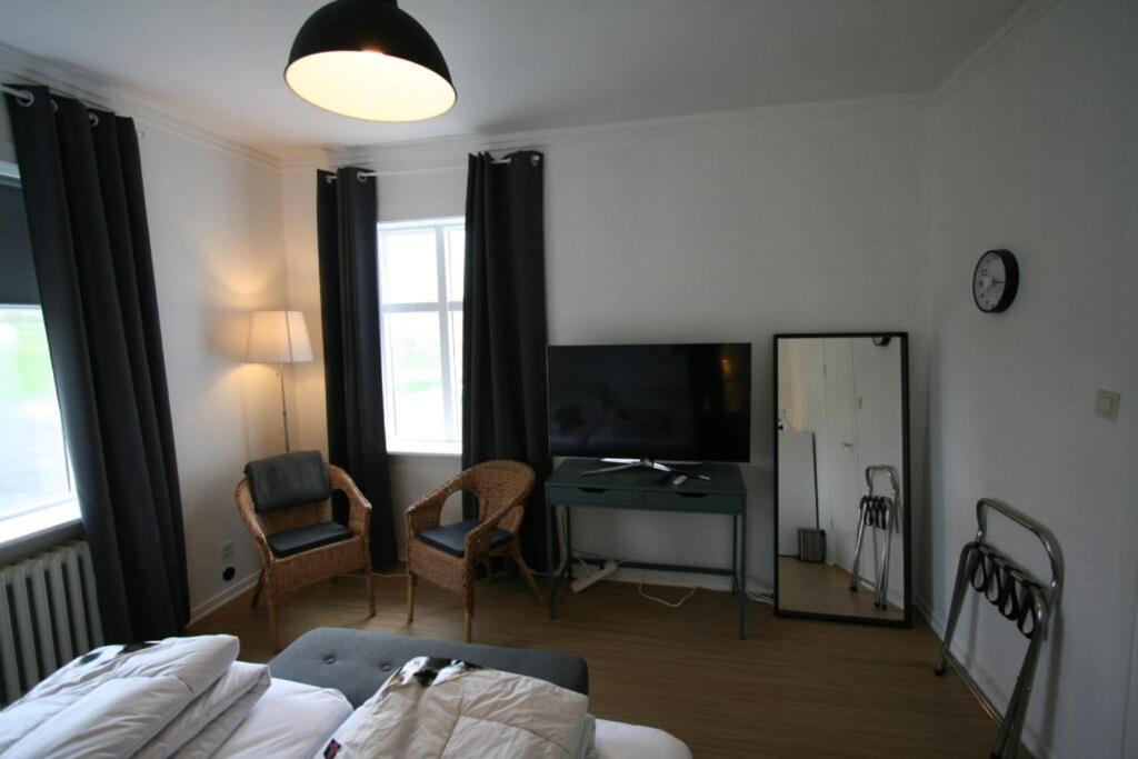 TV a/nebo společenská místnost v ubytování Riverside Hostel