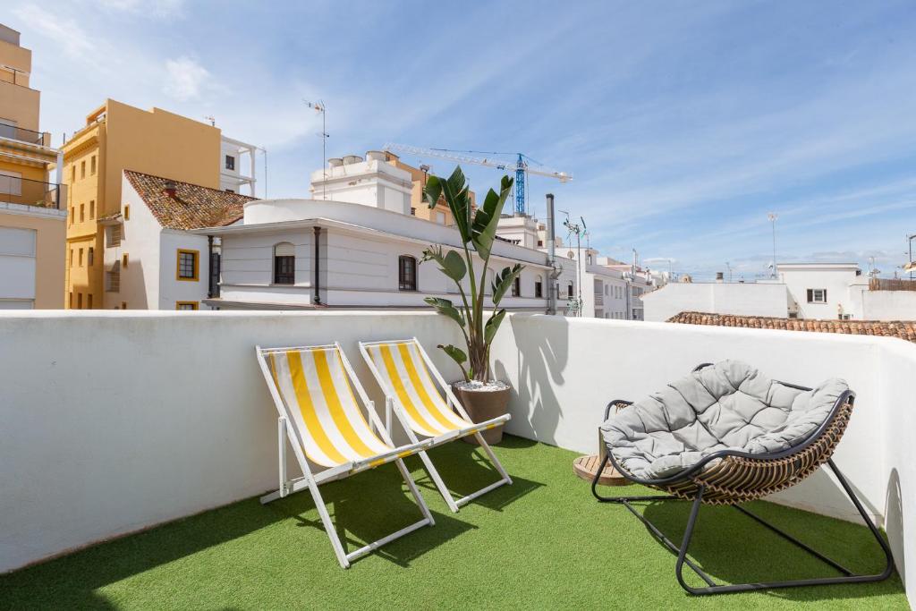 Enjoy Estepona at our Fully equipped 2BR Town House, Beach- 1MIN - Housity