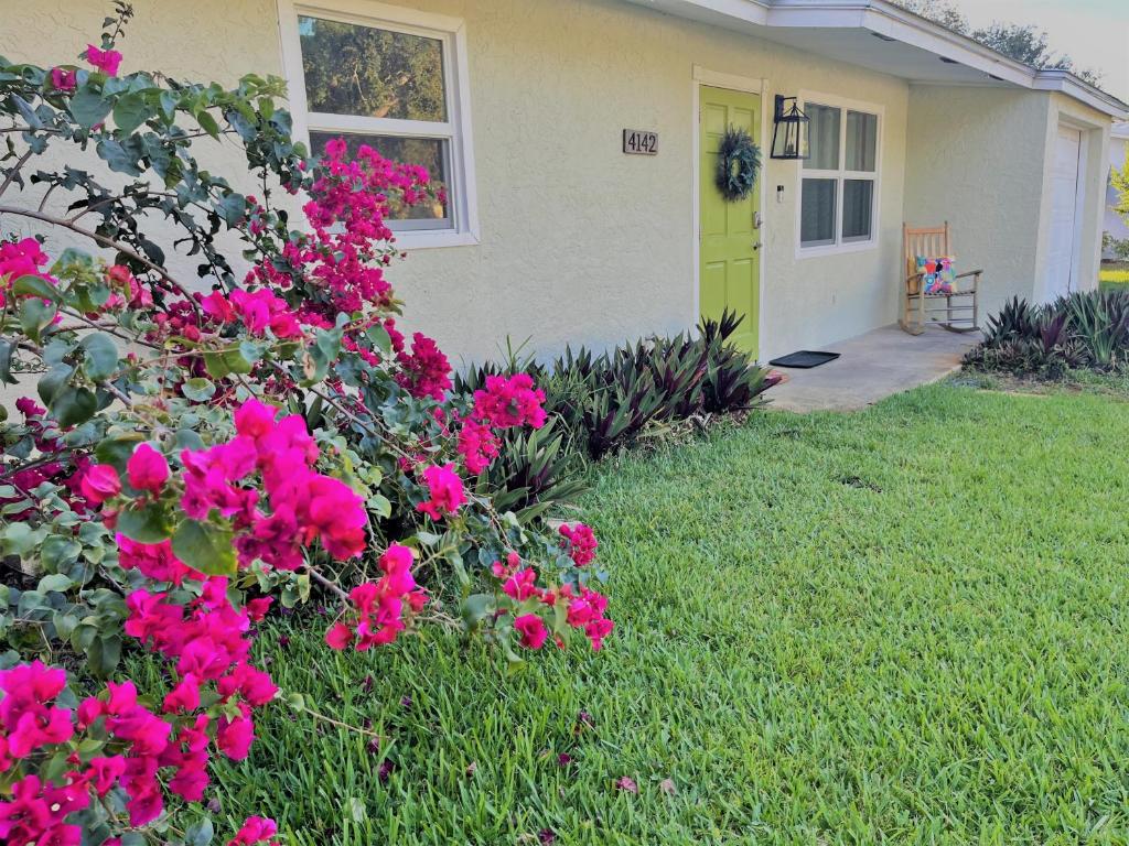 Beautiful Coastal Cottage near Downtown & Beaches!, Jensen Beach, FL