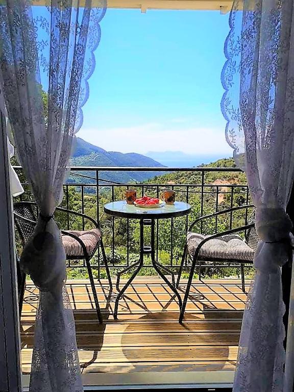 a patio with a table and chairs on a balcony at Fox Tale Guest House in Fternón