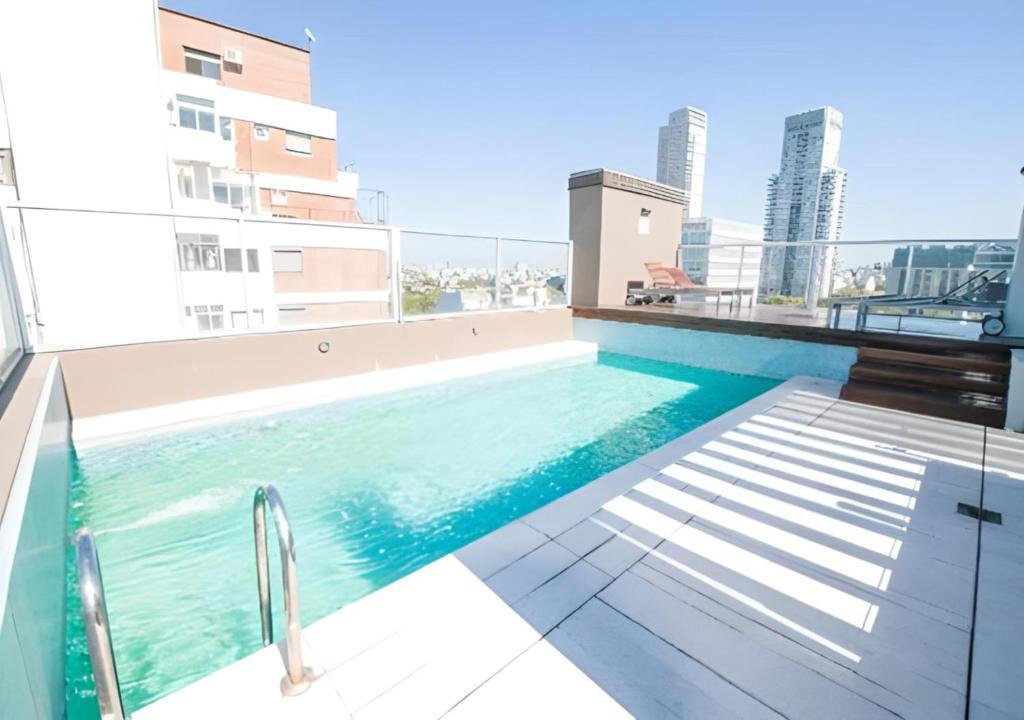 una piscina en la azotea de un edificio en Ceci en Buenos Aires