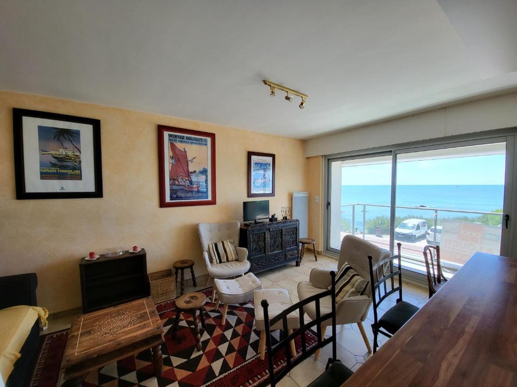 un salon avec vue sur l'océan dans l'établissement Appart T3 avec parking, proche plage et commerces - FR-1-92-625, à Les Sables-dʼOlonne