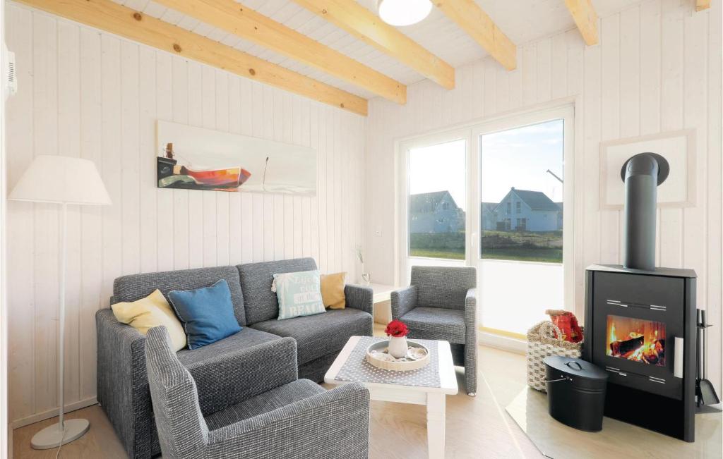 salon z kanapą i kominkiem w obiekcie Beach Front Home In Ostseeresort Olpenitz With Wifi w mieście Olpenitz