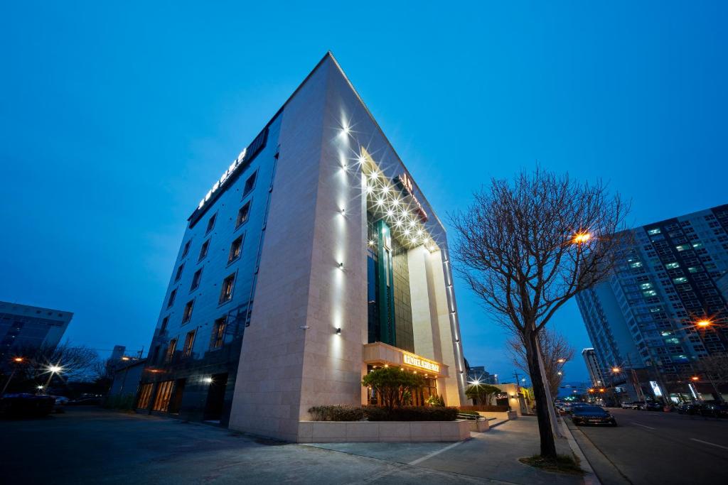 um edifício alto com luzes ao lado em Hotel Hiveinn em Gwangju