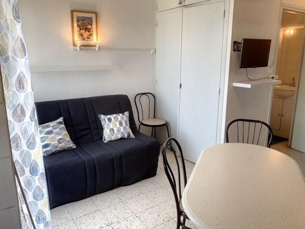 Posedenie v ubytovaní Charmant appartement avec balcon - Près des Thermes et commerces - FR-1-503-131