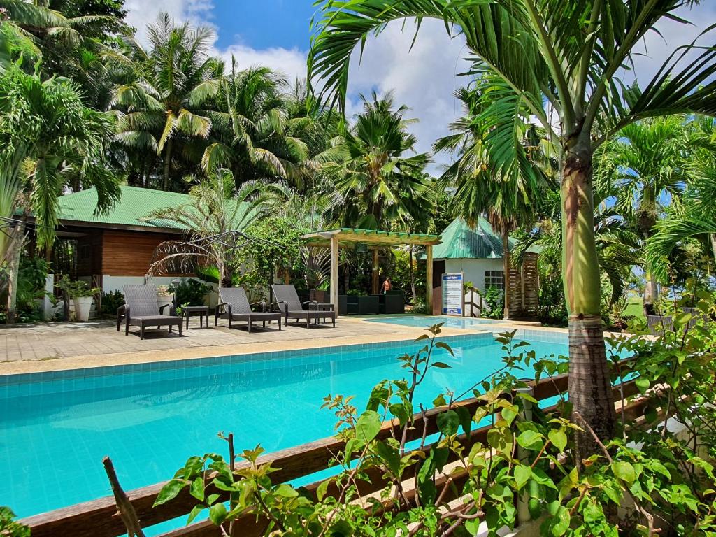 Bazén v ubytování Charisma Beach Resort nebo v jeho okolí