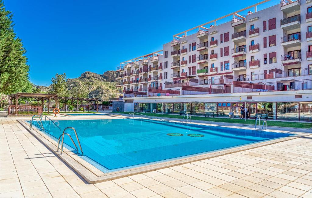 una gran piscina frente a un edificio en Stunning Apartment In Villanueva Del Rio Seg With Indoor Swimming Pool, en Villanueva de Río Segura