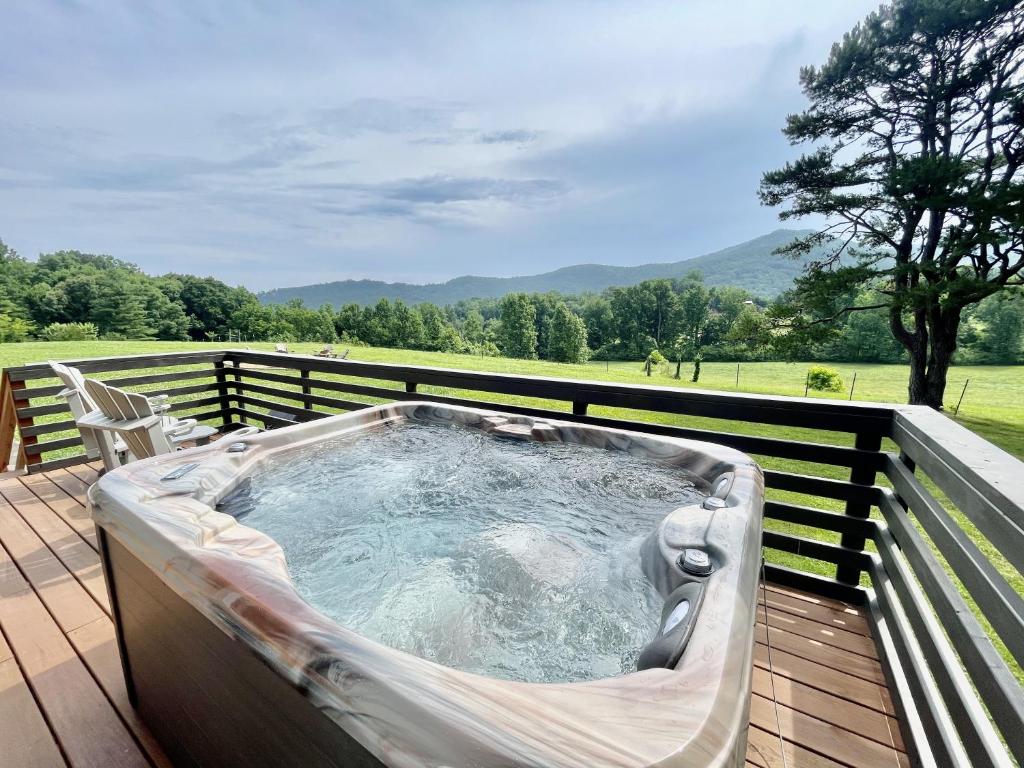 Wearadise Mountain Views Home with Hot Tub - Maison De Trois Chambres