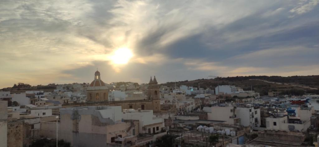 Vista generica su Marsaxlokk o vista sulla città dall'interno dell'appartamento
