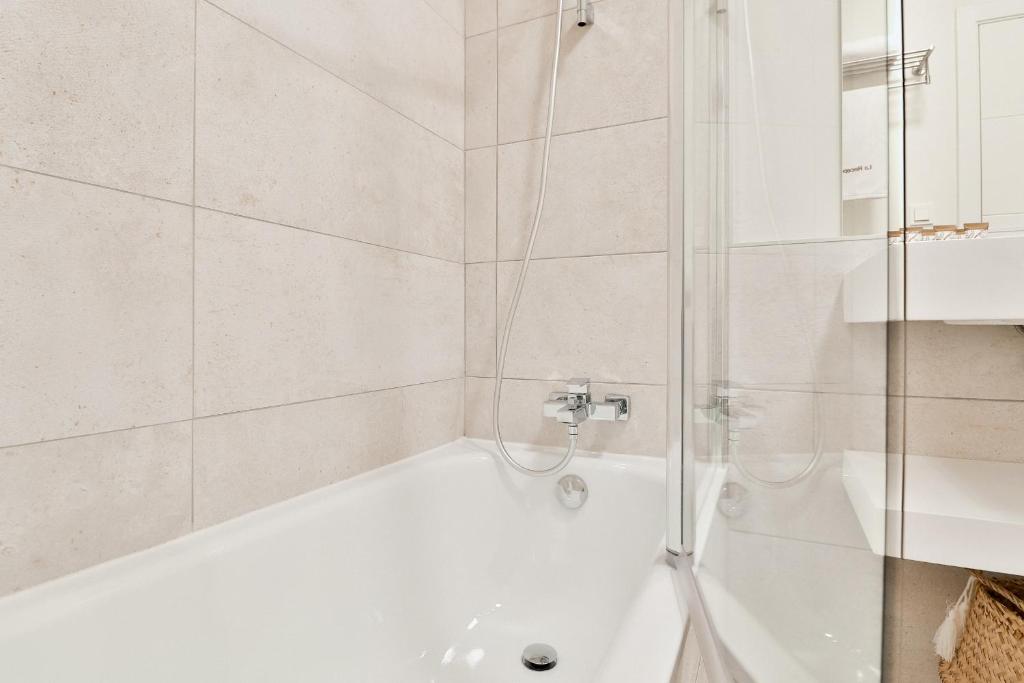 Kúpeľňa v ubytovaní C74 - Marvelous 3 Bedroom Apartment In Historical