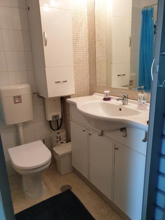 łazienka z białą umywalką i toaletą w obiekcie unique view kalamata w Kalamácie