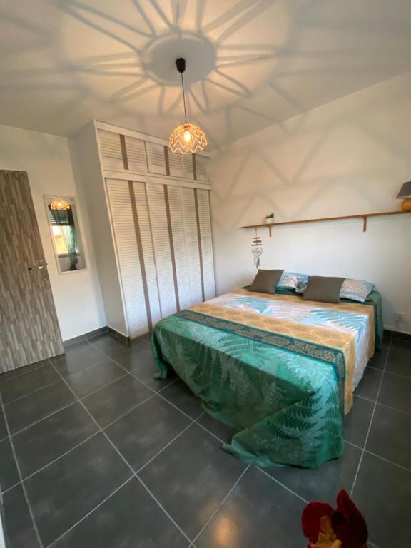 Postel nebo postele na pokoji v ubytování Blessed Home - Chambre voyageur chez l'habitant