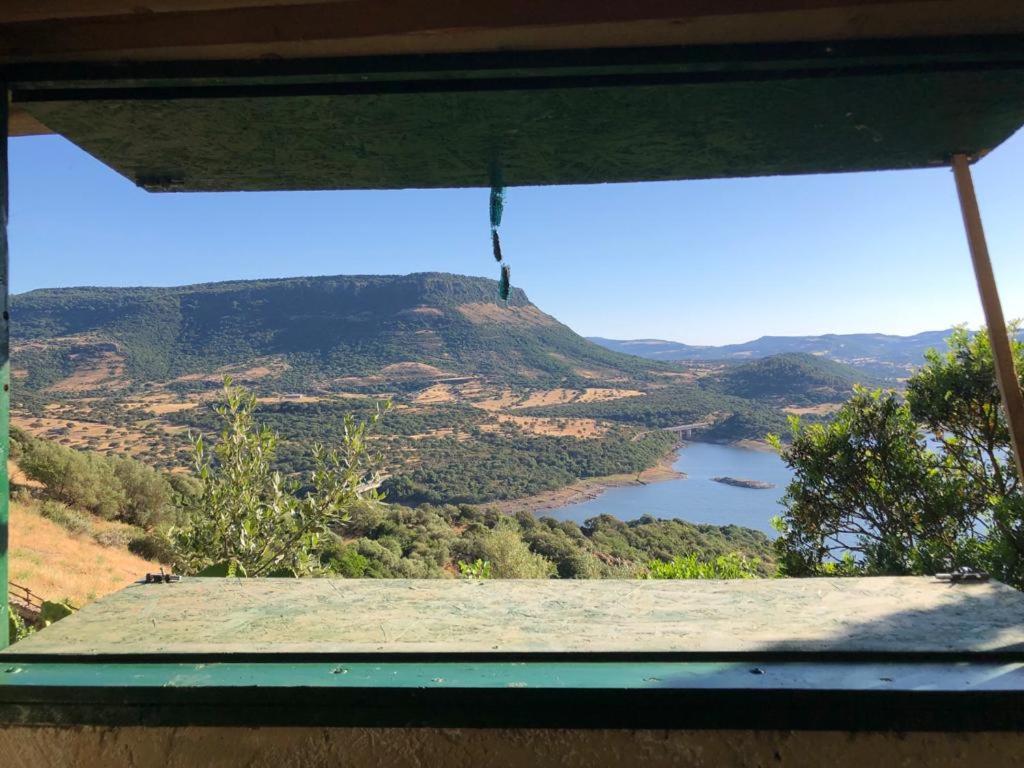uma vista para uma montanha a partir de uma janela em Vistalago Garden em Monteleone Rocca Doria