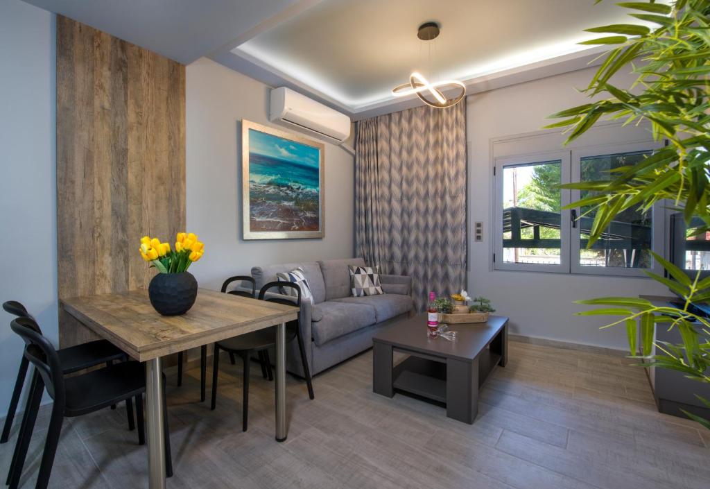ein Wohnzimmer mit Sofa und Tisch in der Unterkunft Rena's luxury apartment with free private parking in Chania